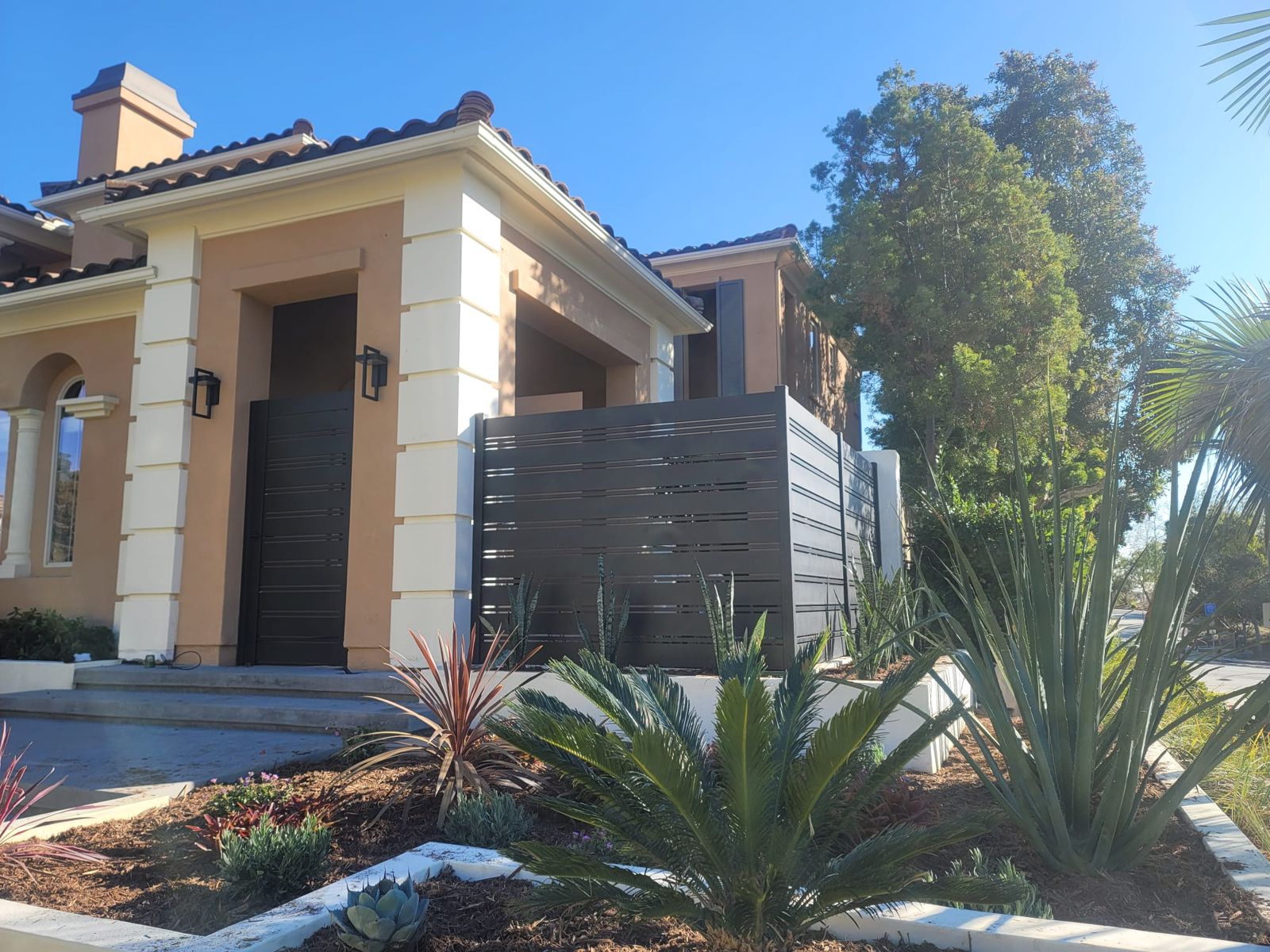 Horizontal privacy fence and gate