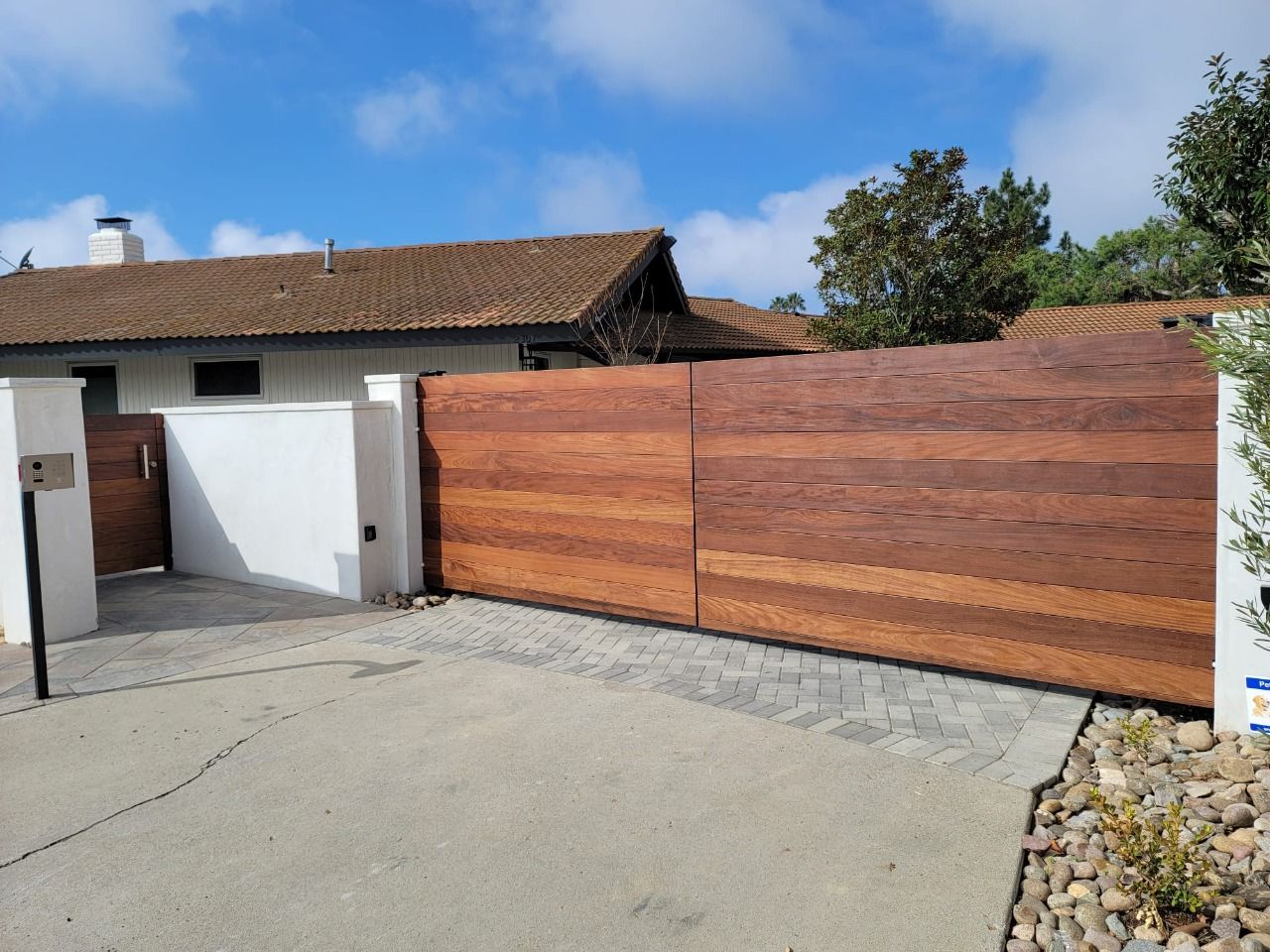 Horizontal wood driveway gate